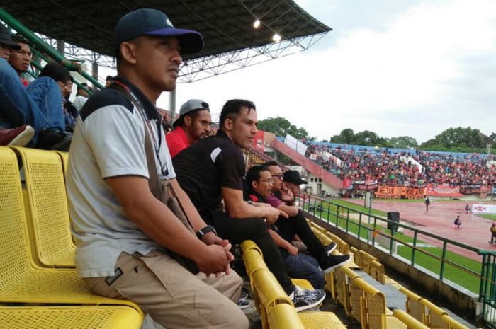Addison Alves, Marko Kabiay, dan Muhammad Rezky berada di tribune penonton Stadion Manahan, Solo, (12/2/2018)