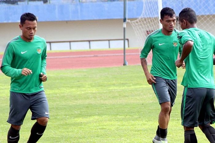 Gelandang Sabah FA, Dedi Kusnandar (kiri), saat mengikuti pemusatan latihan Timnas Indonesia di Stadion Manahan Solo, pada 22-27 September 2016.