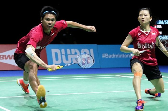 Pasangan ganda campuran Indonesia, Praveen Jordan/Debby Susanto, mengembalikan kok ke arah Kenta Kazuno/Ayane Kurihara (Jepang) pada laga terakhir penyisihan Grup B yang digelar di Hamdan Sports Complex, Dubai, Jumat (15/12/2017).