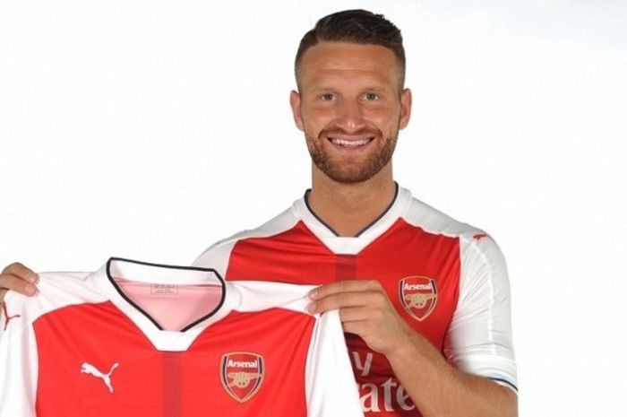 Shkodran Mustafi akhirnya resmi menjadi pemain Arsenal pada Rabu (30/8/2016).