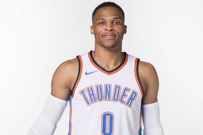 Pebasket Oklahoma City Thunder, Russell Westbrook, berpose saat berada di Chesapeake Energy Arena, 25 September 2017 