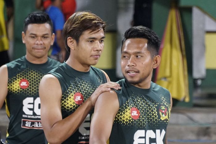 Winger Andik Vermansah (kanan) bersama pemain Kedah FA jelang laga kontra Johor Darul Takzim pada laga Grup C fase penyisihann Piala Malaysia 2018 di Stadion Darul Aman, Alor Setar, 31 Agustus 2018. 