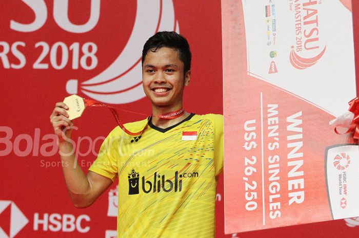 Pebulu tangkis tunggal putra Indonesia, Anthony Sinisuka Ginting, berpose dengan medali yang didapatnya sebagai juara pada Indonesia Masters 2018 di Istora Senayan, Jakarta, Minggu (28/1/2018).