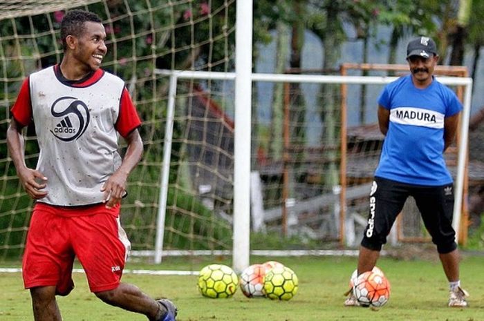 Penyerang muda asal Papua, Fredi Isir saat latihan bersama Madura United di lapangan Agrokusuma, Kota Batu, Senin (23/01/2017).