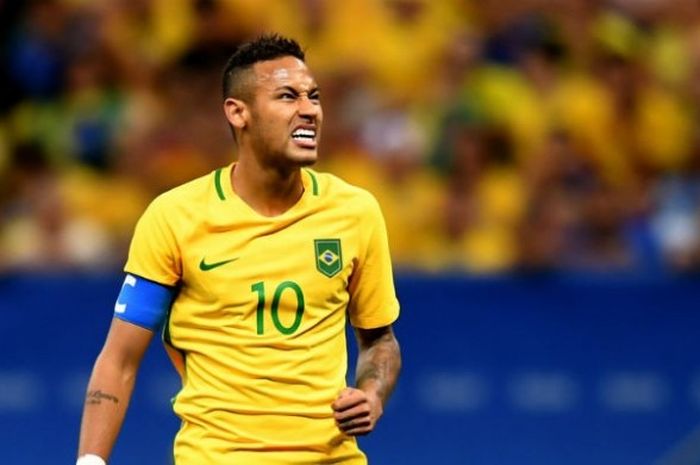 Ekspresi pemain bintang Brasil, Neymar Jr., saat timnya berlaga melawan Irak di laga kedua Grup A Olimpiade Rio 2016 di Mane Garrincha Stadium, Senin (8/8/2016).