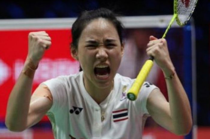 Expresi tunggal putri Thailand, Nitchaon Jindapol, setelah mengalahkan Gao Fangjie (China) dengan skor 19-21, 21-19, 21-12, pada laga semifinal Piala Uber 2018 yang digelar di Impact Arena, Bangkok, Thailand, Jumat (25/5/2018).