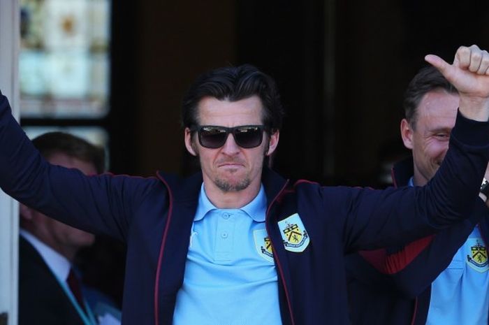 Gelandang Burnley, Joey Barton, dalam perayaan keberhasilan tim menjuarai Championship 2015-2016 di Town Hall Burnley, Inggris, pada 9 Mei 2016.