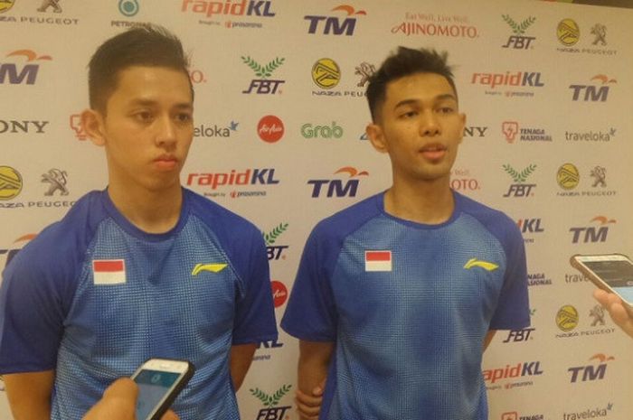 Pasangan ganda putra Indonesia, Fajar Alfian/Muhammad Rian Ardianto, menjawab pertanyaan media di mixed zone setelah tampil pada partai kedua final beregu putra SEA Games 2017 melawan Malaysia di Axiata Arena, Bukit Jalil, Kamis (24/8/2017).