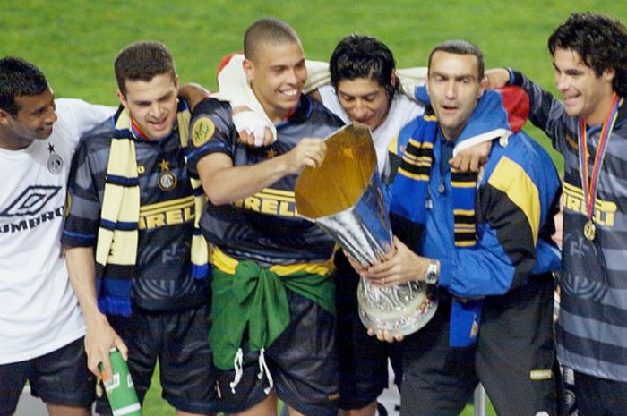 Striker Inter Milan, Ronaldo Luis Nazario de Lima (tengah), merayakan keberhasilan timnya memenangi Piala UEFA setelah mengalahkan Lazio dalam partai final di Stadion Parc des Princes, Paris, Prancis, pada 6 Mei 1998.