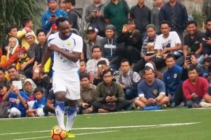 Gelandang berstatus marquee player milik Persib, Michael Essien dalam latihan perdana bersama skuat Maung Bandung di lapangan Lodaya, Kota Bandung, Kamis (30/3/2017) sore. 