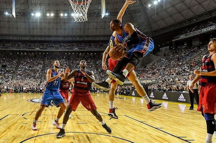 Pemain Oklahoma City Thunder, Russel Westbrook, menembak bola pada laga NBA Global Games Spain 2016 antara Barcelona Lassa dan Oklahoma City Thunder di Palau Sant Jordi pada 5 Oktober 2016 di Barcelona, Spanyol.