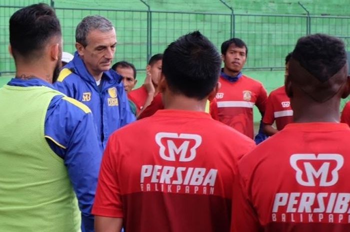 Pelatih Milomir Seslija memberikan instruksi ke pemain Persiba Balikpapan dalam sesi latihan di Stadion Gajayana, Kota Malang pada Senin (8/5/2017). 