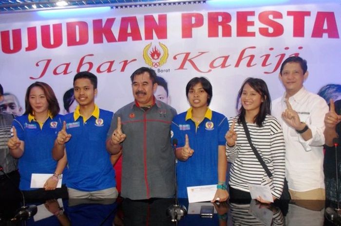 Empat pebulu tangkis nasional asal Jawa Barat (Jabar) berpose dengan pejabat KONI Jabar dalam acara pemberian bonus atlet yang tampil pada Piala Thomas dan Uber 2016 di Gedung KONI Jabar, Rabu (25/5/2016).