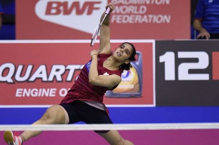 Pebulu tangkis tunggal putri India, Saina Nehwal, mengembalikan kok ke arah Nozomi Okuhara (Jepang) pada babak semifinal Kejuaraan Dunia 2017 yang berlangsung di Emirates Arena, Glasgow, Skotlandia, Sabtu (26/8/2017).