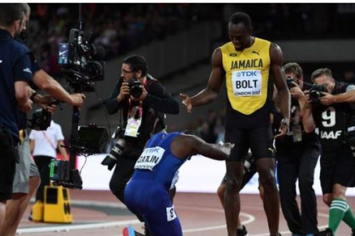 Justin Gatlin memberikan penghormatan kepada Usain Bolt. 