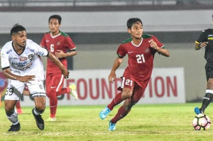 Gelandang timnas U-22 Indonesia, M Nasir (21) melepaskan diri dari bek Bali United, Hasim Kipuw pada uji coba di Stadion Kapten I Wayan Dipta, Gianyar, Jumat (26/5/2017) malam. 