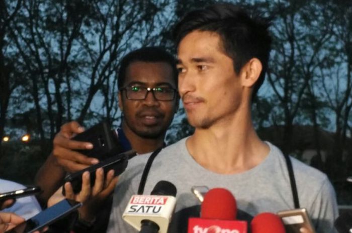 Gavin Kwan Adsit berbicara kepada wartawan di sela latihan Timnas U-22.