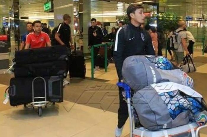 Kiper Johor Darul Takzim, Farizal Marlias membawa troli saat tiba di Bandara Internasional Senai, Johor sehari setelah membela timnya berlaga pada laga tandang Piala AFC 2017, 1 Juni 2017. 