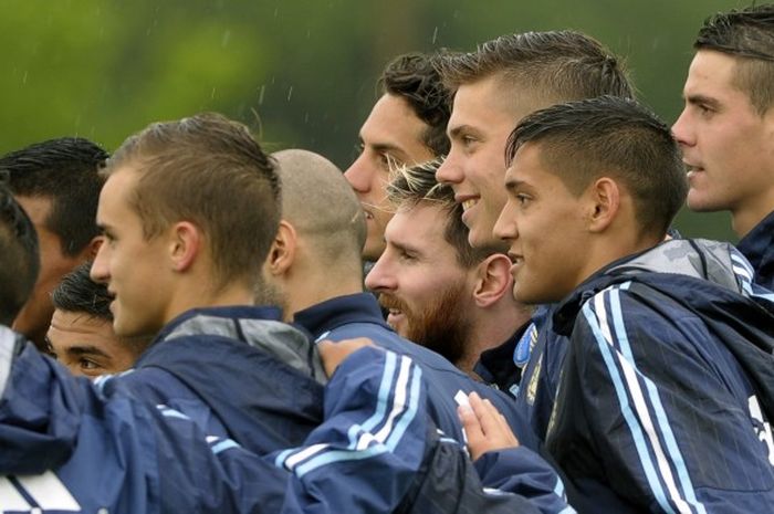 Para pemain tim nasional Argentina berfoto bersama saat sesi latihan di Ezeiza, Buenos Aires, 13 November 2016.