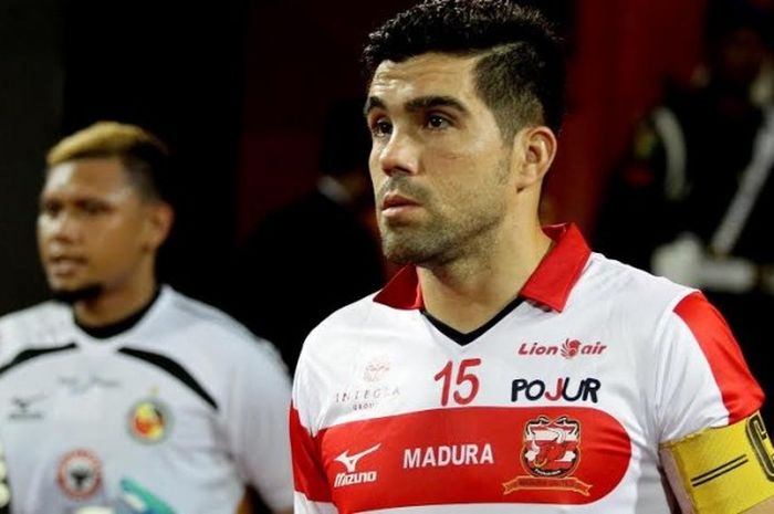 Kapten Madura United, Fabiano Beltrame, saat memimpin timnya kontra Semen Padang pada laga Grup E Piala Presiden 2017 di Stadion Gelora Ratu Pamelingan, Pamekasan, Rabu (8/2/2017). 