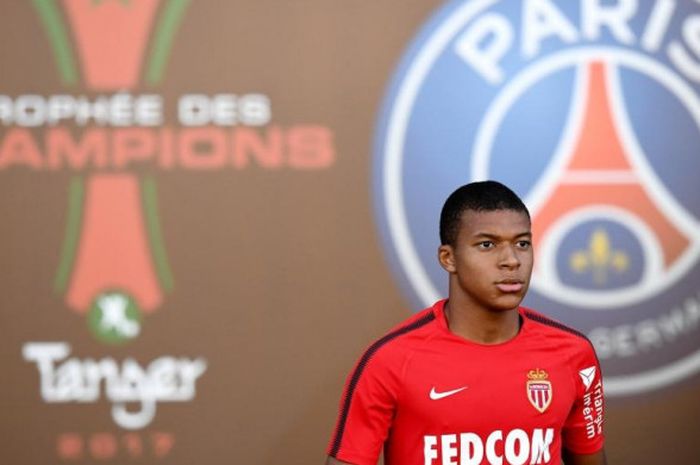 Penyerang AS Monaco, Kylian Mbappe Lottin, saat menjalani sesi latihan di Grand Stade Tangiers menjelang duel Piala Super Prancis lawan Paris Saint-Germain, 28 Juli 2017.