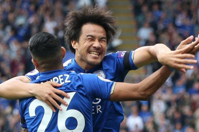 Striker Leicester City, Shinji Okazaki, merayakan gol yang dia cetak ke gawang Brighton & Hove Albion di Stadion King Power, Leicester, Sabtu (19/8/2017).