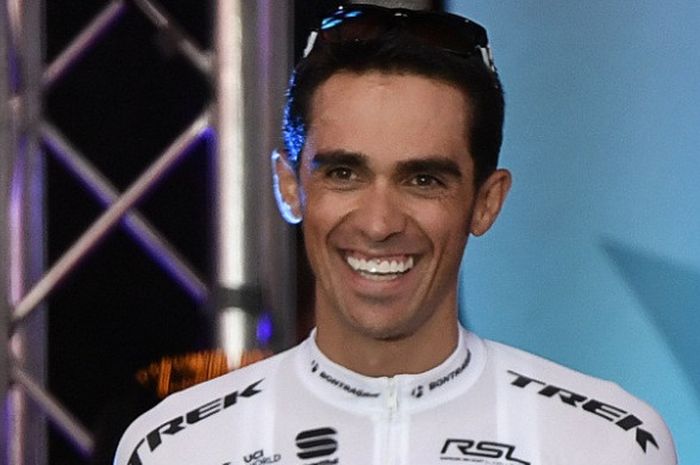 Pebalap sepeda asal Spanyol, Alberto Contador, menghadiri acara presentasi timnya di Duesseldorf, Jerman, menjelang ajang Tour de France, 29 Juni 2017.