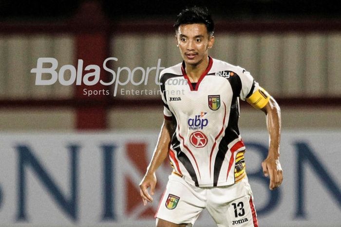  Pemain Mitra Kukar, Bayu Gatra saat melawan Bhayangkara FC di Stadion PTIK, Jakarta, Kamis (17/5/18) malam WIB. 