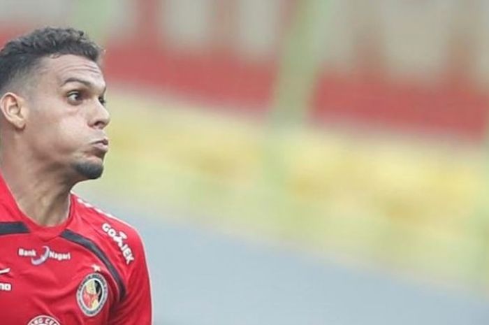 Ekspresi bek Semen Padang asal Brasil, Cassio de Jesus saat menghalau bola dari serangan para pemain