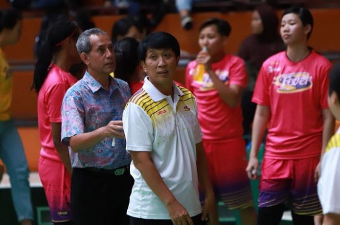Pelatih tim bola basket putri Surabaya Fever, Wellyanto Pribadi memberi pengarahan kepada tim di tengah penyelenggaran Srikandi Cup 2018.