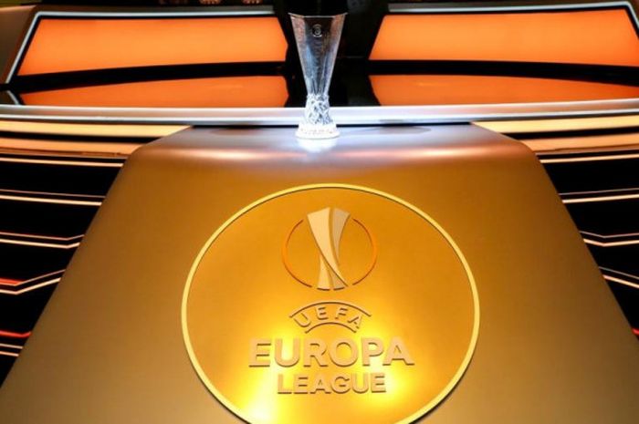 Trofi juara Liga Europa dipamerkan dalam acara undian fase grup Liga Europa 2018-2019 di Grimaldi Forum, Monako, 31 Agustus 2018.