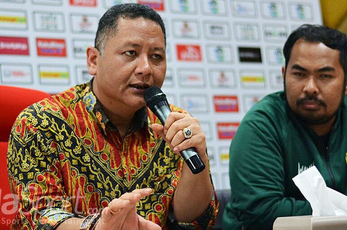 Ketua Panpel pertandingan Persebaya, Wisnu Sakti Buana saat memberikan keterangan kepada awak media, Sabtu (21/4/2018).