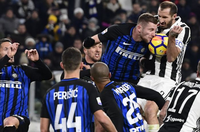  Salah satu momen dalam pertandingan Liga Italia 2017-2018 antara Juventus menghadapi Inter Milan di di Juventus Stadium, Turin, Italia, pada Sabtu (9/12/2017). 