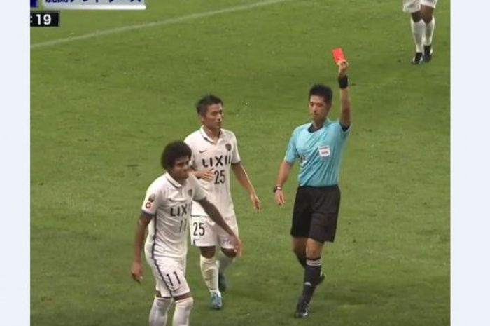 Gelandang Kashima Antlers, Weverson Leandro, dikartu merah wasit karena bersikap kasar pada pemain Vegalta Sendai.