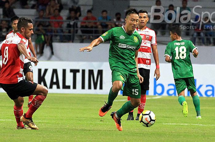 Aksi bek Persebaya Surabaya, Arthur Irawan, saat tampil melawan Madura United pada babak penyisihan Grup B Piala Gubernur Kaltim 2018 di Stadion Batakan Balikpapan, Kalimantan Timur Sabtu (24/02/2018) malam.