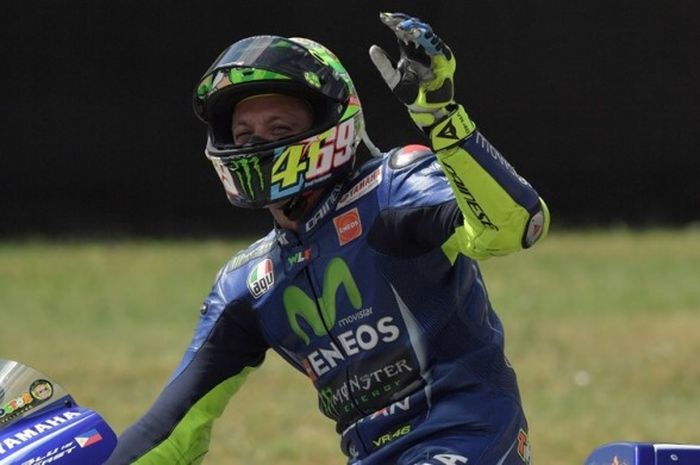 Pebalap Movistar Yamaha MotoGP asal Italia, Valentino Rossi, melambai kepada para penonton setelah menjalani balapan GP Italia di Sirkuit Mugello, Minggu (4/6/2017).