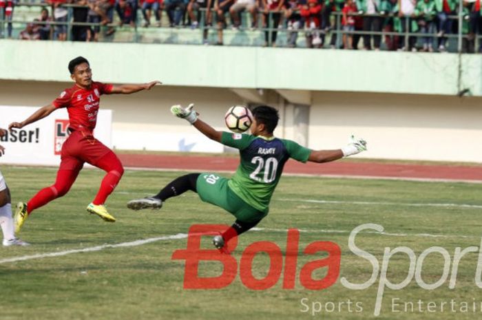 Pemain Persis, Bayu Nugroho, melepas tembakan yang menembus gawang Persipur Purwodadi di Stadion Manahan, Solo, Minggu (13/8/2017).