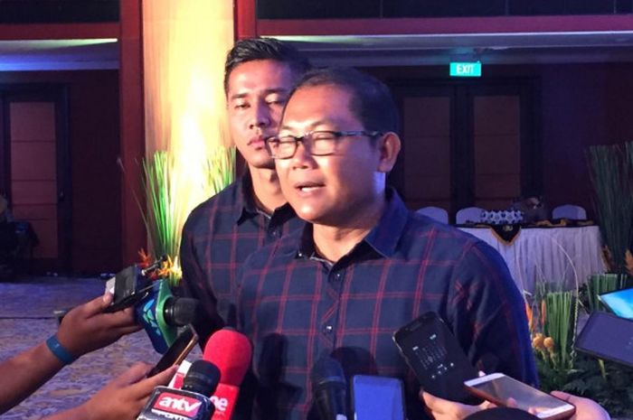 Manajer dan pemain Bhayangkara, Sumardji serta Indra Kahfi saat menjawab pertanyaan wartawan di Hotel Borobudur, Jakarta, Rabu (19/12/2018).