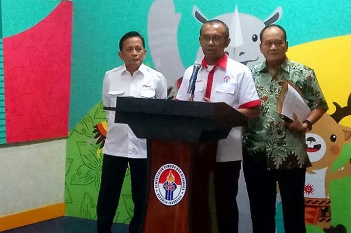 Sekretaris Menteri Pemuda dan Olahraga (Sesmenpora) Gatot S Dewa Broto (tengah) berbicara di hadapan awak media di Media Center Kemenpora, Jakarta, Rabu (6/9/2017).