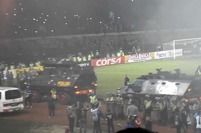 Dua mobil taktis Baracuda mengangkut pemain Pusamania Borneo FC seusai memenangkan pertandingan atas Persib Bandung pada semifinal Piala Presiden 2017 di Stadion Si Jalak Harupat, Kab Bandung, Minggu (5/3/2017).