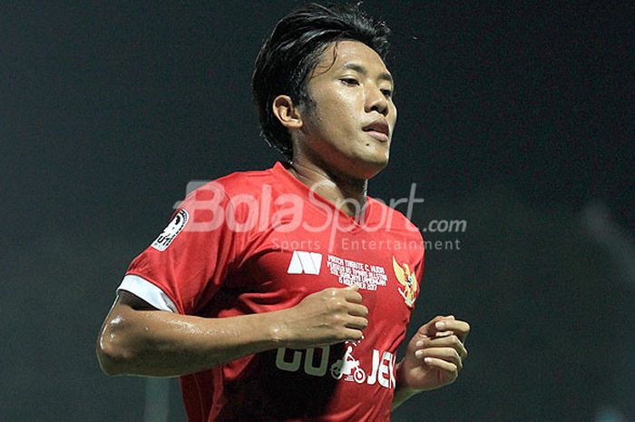 Gelandang Arema FC, Ahmad Bustomi, saat tampil dalam laga Tribute Choirul Huda, di Stadion Surajaya Lamongan, Jawa Timur (15/11/2017) Rabu malam.