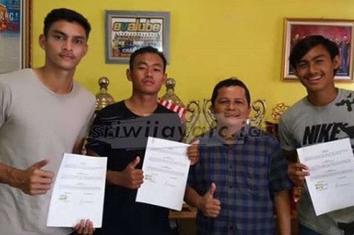 Manajemen Sriwijaya FC resmi mengontrak tiga pemain junior U-19 M Ridwan, Roby Andika dan M Iqbal pada Sabtu (28/7/2018). 