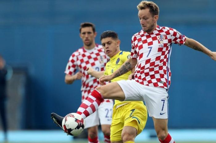 Aksi Ivan Rakitic (depan) dalam duel Kualifikasi Piala Dunia 2018 antara Kroasia kontra Kosovo di Zagreb, 3 September 2017.