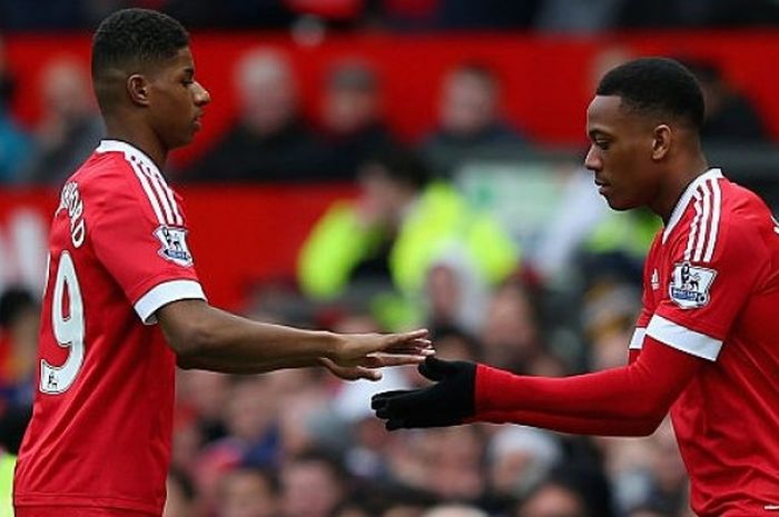 Striker Manchester United, Marcus Rashford (kiri), saat ditarik keluar dan digantikan rekannya, Anthony Martial, dalam pertandingan Liga Inggris 2015-2016 menghadapi Aston Villa di Old Trafford, Manchester, Inggris, pada 16 April 2016.