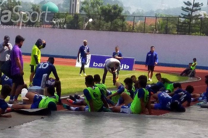 Pemain Persib usai latihan di Stadion Arcamanik, Kota Bandung, Jumat (16/3/2018).