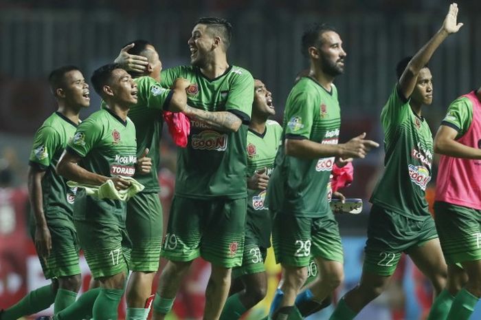 Selebrasi para pemain PS TNI seusai mengalahkan PSM Makassar dengan skor 2-1 dalam pekan keenam Liga 1 musim 2017 di Stadion Pakansari, Cibinong, Kabupaten Bogor, Senin (15/5/2017).