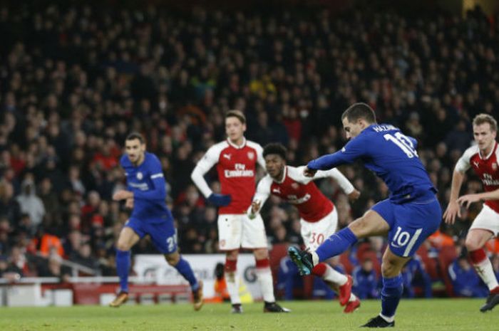 Bintang Chelsea, Eden Hazard, mencetak gol via penalti pada pertandingan Liga Inggris melawan Arsenal di Stadion Emirates, Kamis (4/1/2018).