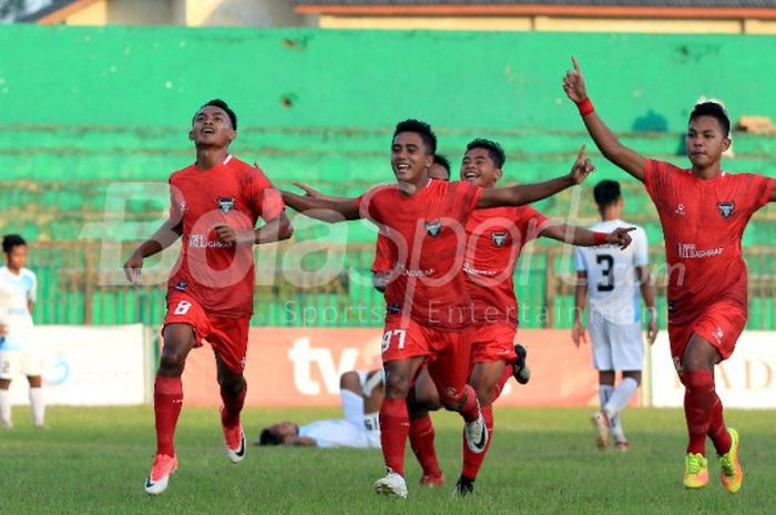 Para pemain Madura FC merayakan gol ke gawang PSIM Yogyakarta di laga Liga 2 2018.
