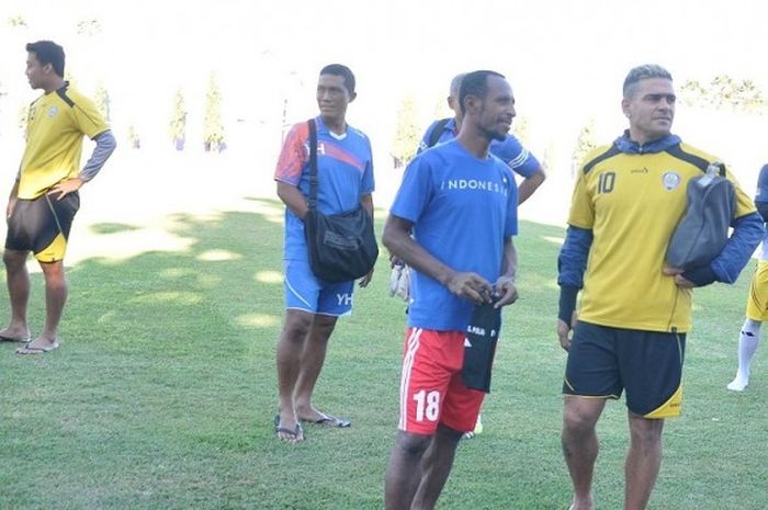 Para pemain Arema Cronus dan PS Polri bertemu di Lapangan Banteng, Seminyak, Selasa (22/3/2016).