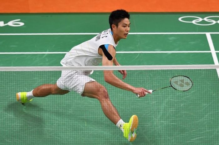 Pebulu tangkis tunggal putra, Taiwan, Chou Tien Chen, berupaya mengembalikan shuttlecock yang dilepas lawannya, Lee Chong Wei (Malaysia), pada laga perempat final Olimpiade Rio di Riocentro Stadium, Rio de Janeiro, Brasil, 17 Agustus 2016.